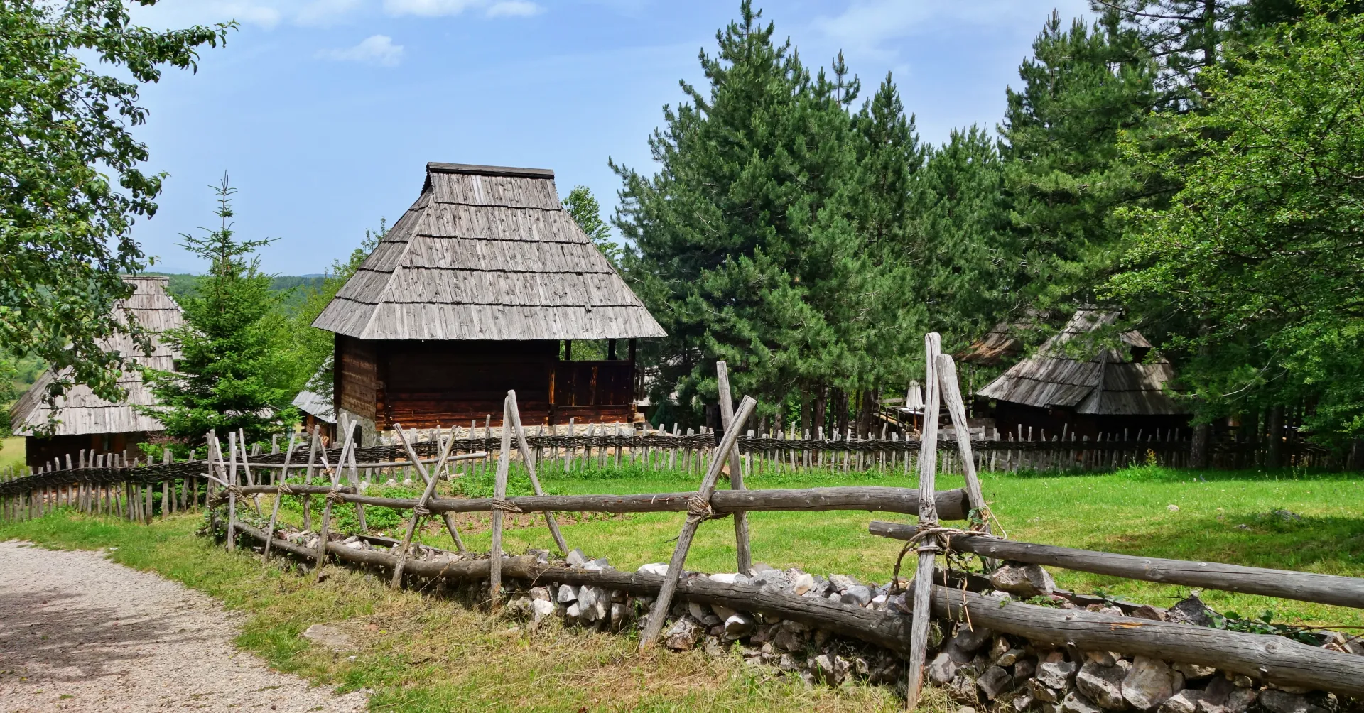 Staro selo Sirogojno, muzej v objemu Zlatibora