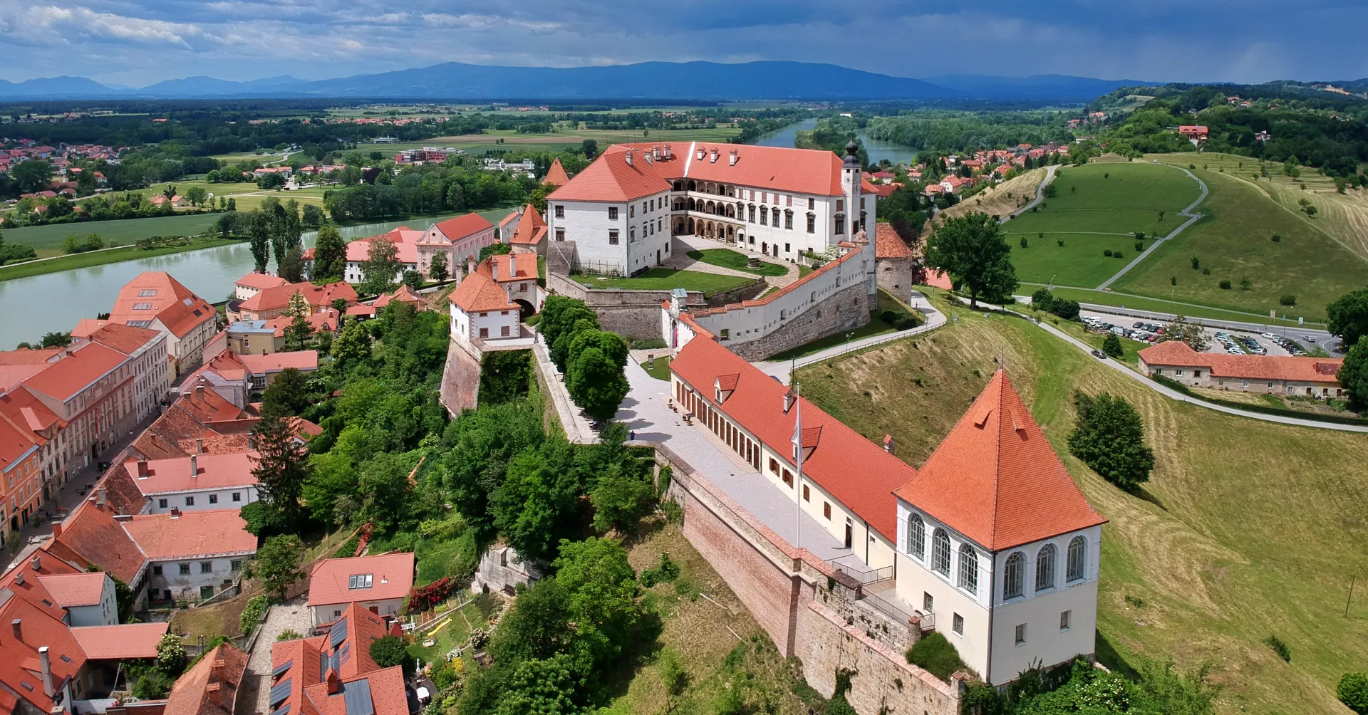 Ptujski grad, slikovita grajska utrdba najstarejšega slovenskega mesta