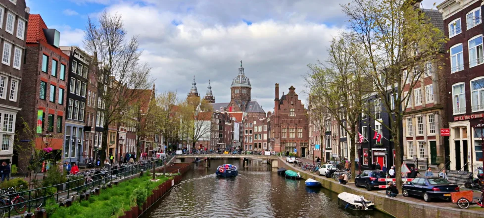 Amsterdam: Prestolnica posebnih doživetij, romantike in skritih kotičkov