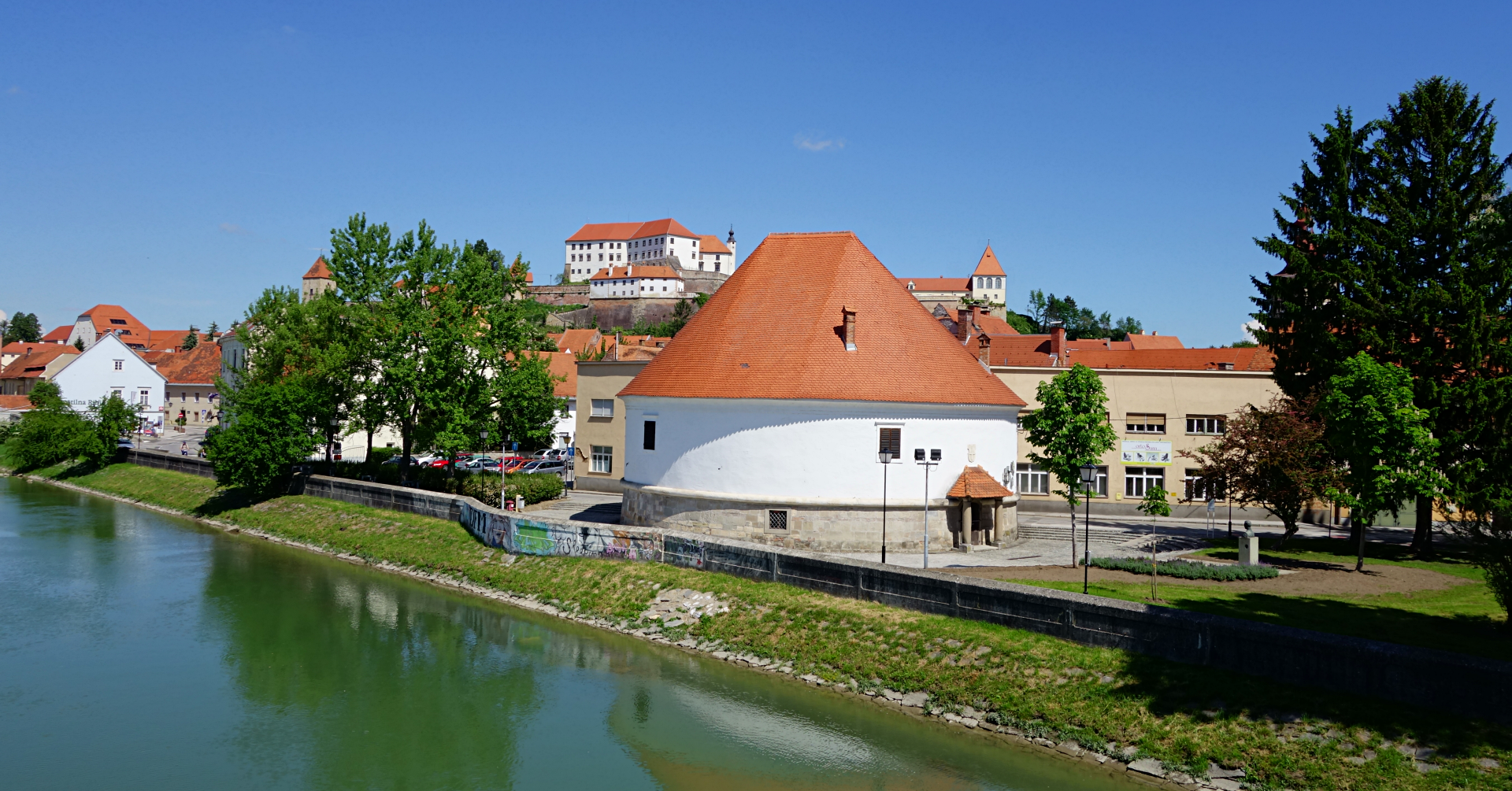 Dravski stolp Ptuj in staro mestno obzidje