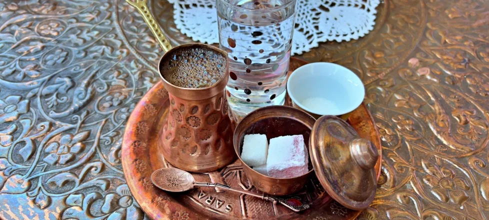 Prava bosanska kava: Stoletna tradicija, ki ljudi združuje ob trenutku Prava bosanska kava: Stoletna tradicija, ki ljudi združuje ob trenutku