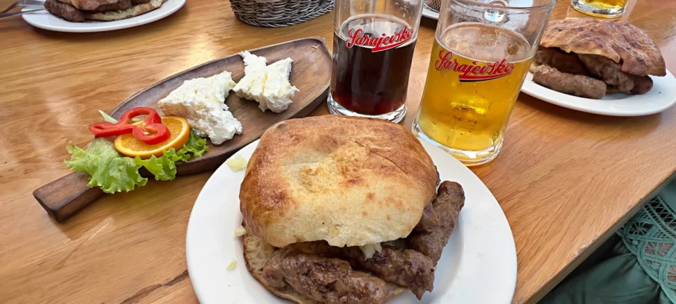 Sarajevski čevapčiči: Skrivnost legende z Baščaršije, ki je osvojila svet Sarajevski čevapčiči: Skrivnost legende z Baščaršije, ki je osvojila svet