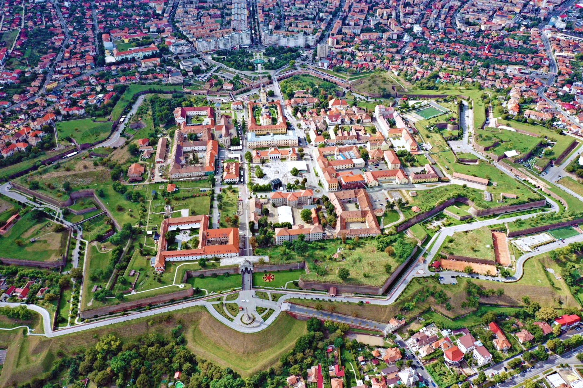 Foto: Alba Iulia iz zraka - zračni pogled na utrdbo, mestno jedro in obrambne jarke (Vir: https://booktes.com/storage/upload-general/events/1186/615ff0aa952cf_1633677482.jpeg)