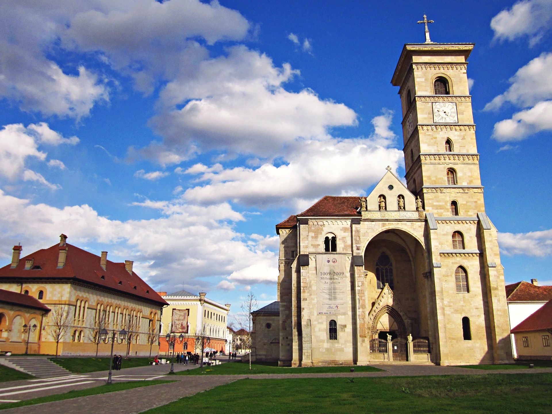 Foto: Katedrala sv. Mihaela, Alba Iulia (Vir: https://commons.wikimedia.org/wiki/File:Alba_Iulia_-_Catedrala_Sf.Mihail_Aprilie_2013.JPG)