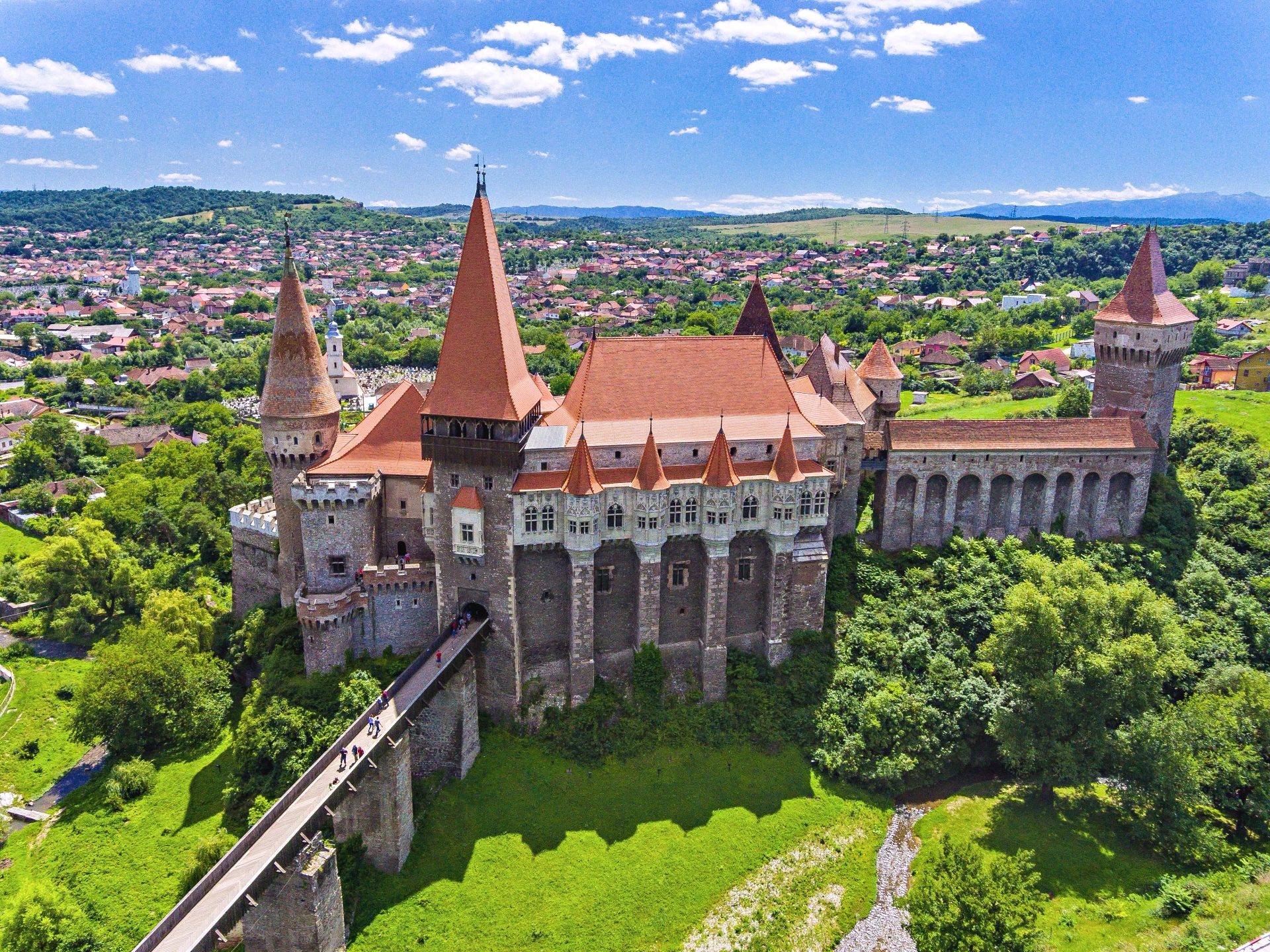 Foto: Hunyadijev grad v današnjem času - Castelul Corvinilor (Vir: https://budgettravelwithgabby.com/best-places-to-visit-in-romania/)